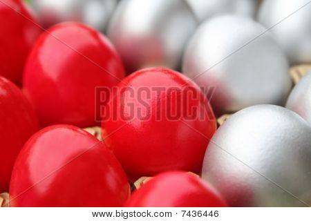 Oeufs de Pâques argent et rouge