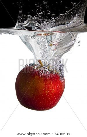 pomme dans l'eau