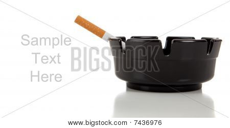eine Zigarette in einem Aschenbecher on White with Copy space
