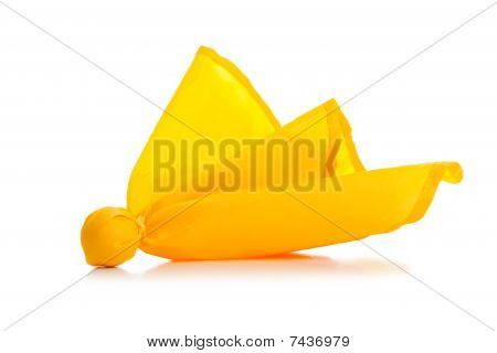 ธงสีเหลืองโทษบนพื้นหลังสีขาว