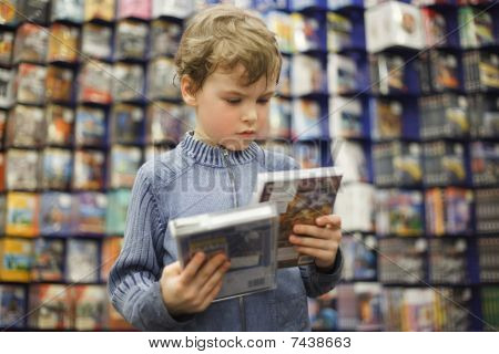 mladík zvolí jednu ze dvou dvd ve speciální obchod připravený obsah