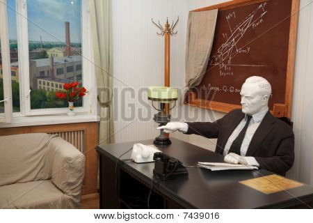 Exploração do espaço do Museu de Soviética. Figura de gesso de Sergei Korolev em seu escritório.
