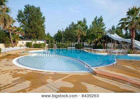 Piscine avec toboggans