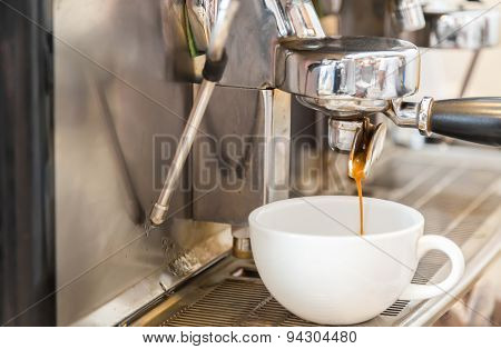 Prepares espresso in coffee shop