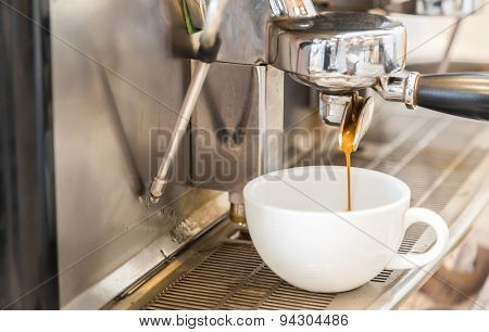 Prepares espresso in coffee shop