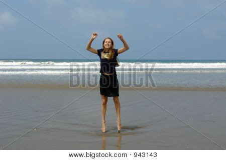 해변에서 여자 점프