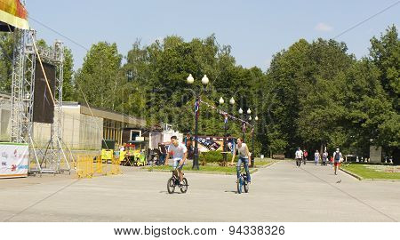 People Rest In Park Izmaylovsky