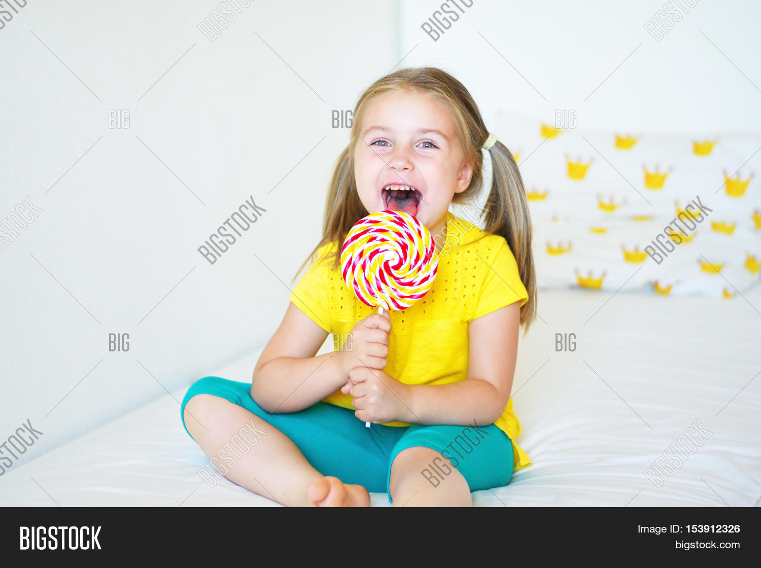 Download high-quality Funny child candy lollipop happy little girl images