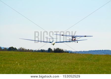 A sailplane in front of a blue sky glides through the air without its own motor drive.