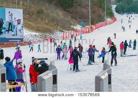 SoulKorea-Jan 42016: Skier both Koreans and foreigners to come skiing at Vivaldi Park Ski Resort is the Ski area the hotel and the famous resort of Korea on vacation in the winter every year.