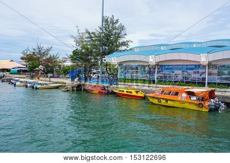 Labuan,Malaysia-Oct 2,2016:Taxi service speedboats Labuan island parking at Labuan terminal.The proposed construction of a bridge linking Labuan to Menumbok on mainland Sabah continues silent.People in Labuan island urgently need the bridge for better eco