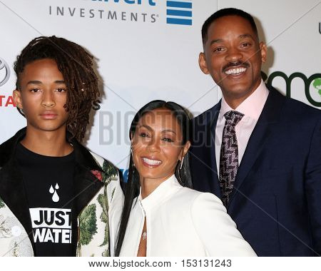 LOS ANGELES - OCT 22:  Jaden Smith, Jada Pinkett Smith, Will Smith at the 26th Annual Environmental Media Awards at Warner Brothers Studio on October 22, 2016 in Burbank, CA