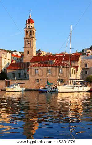 Både bundet på en havn i Kroatien