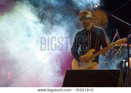 Uma guitarrista de uma banda popular brasileira