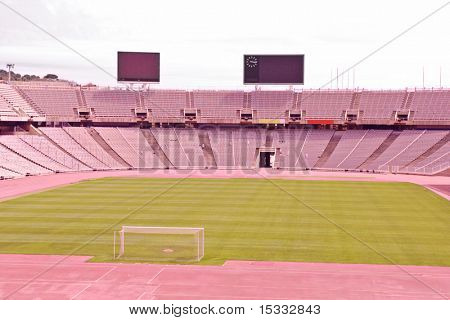 En visning af en tom fodboldstadion