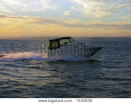 Bateau à moteur à Amourski Bay