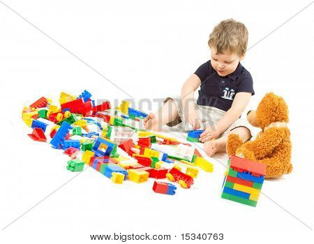 Pequenos brinquedos plaing de menino