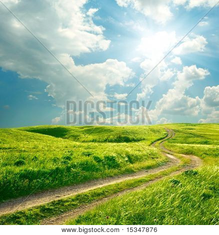夏天风景与绿草、 路和云