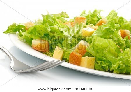 Detail salátu na bílé plotně