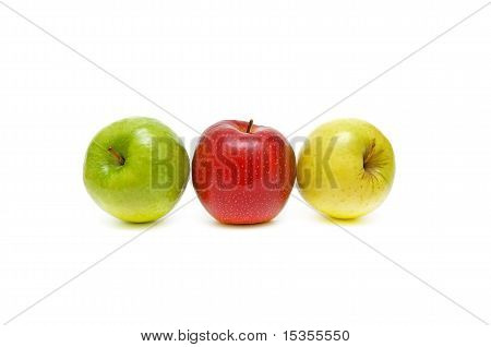 Omenat erivärisiä lähikuva valkoisella pohjalla