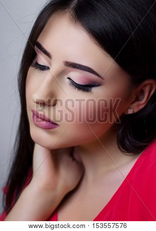 Portrait of a beautiful brunette with make-up arrow