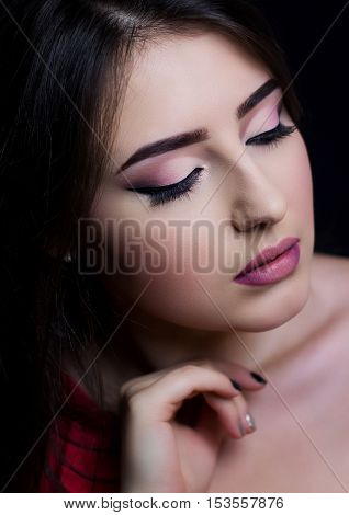 Portrait of a beautiful brunette with make-up arrow