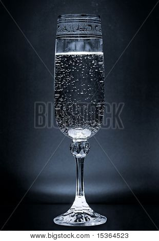 Gobelet sur pattes. Lumière d'en bas. Teinte bleue.