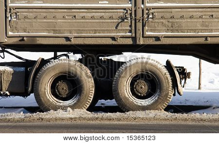 Camion sale. Hiver sur les rues de Moscou.