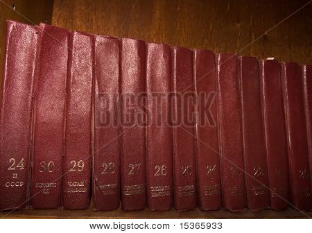 ชั้น มีหนังสือเก่า คำบนหน้ากากเป็นลิขสิทธิ์ และหมายถึง เนื้อหาของหนังสือ ใหญ่นี้