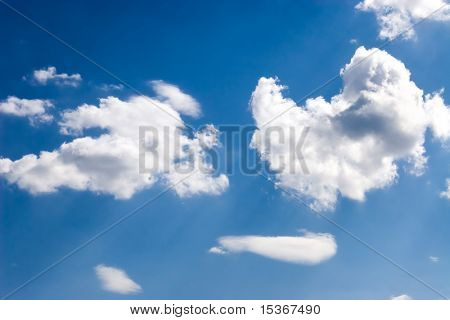 Skyerne på en blå himmel. Struktur eller baggrund.