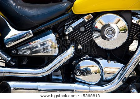 Chrome motorcykel motor med refleksioner.