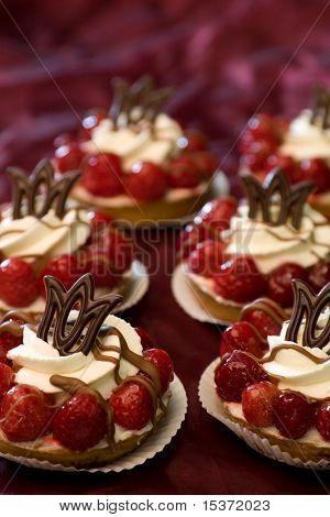 köstliche Creme Kuchen mit Himbeeren und Schokolade und Schlagsahne