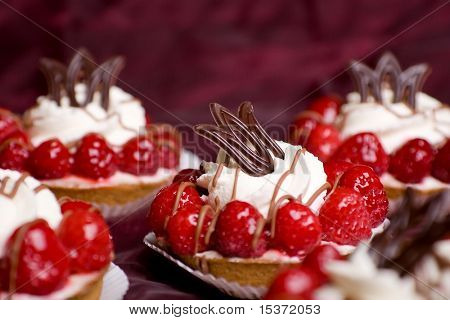Leckere Sahnetorte mit Himbeeren und Schokolade und Schlagsahne