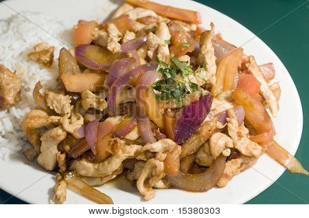 Kuře Pollo Saltado tradiční peruánské potravin