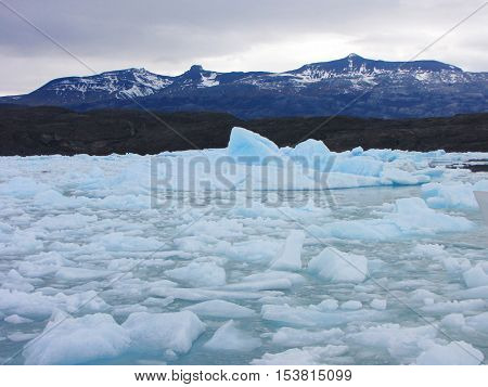Icebergs and Mountains - Lago Argentino, El Calafate