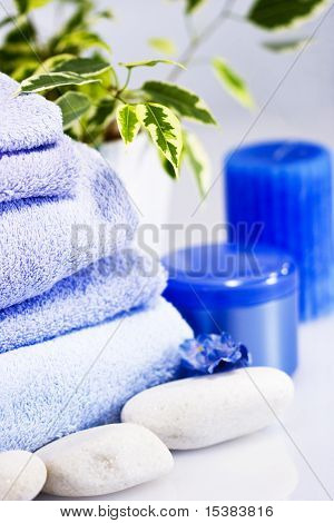 スパでは青いタオル、キャンドル、Moisterising クリーム