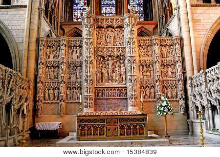 Geschnitzte Altar und Glasmalerei