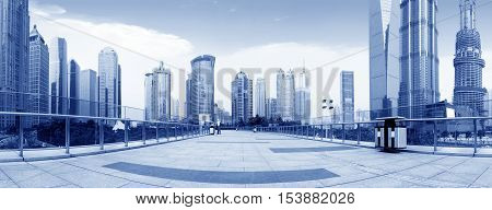 Skyscrapers of skyscrapers in Shanghai, China under blue sky and white clouds.