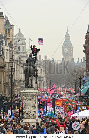 London März 26: Demonstranten März nach unten Whitehall gegen öffentliche Ausgaben Schnitte in einer Rallye-Mar