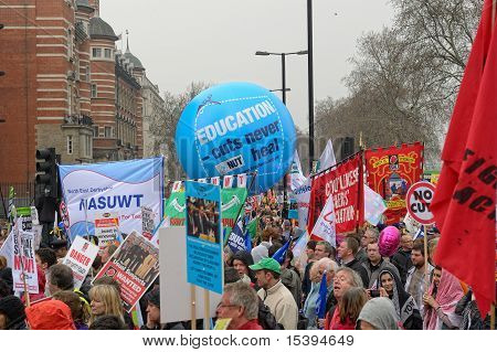 London März 26: Demonstranten März gegen öffentliche Ausgaben Kürzungen im März eine Rallye für die Alte