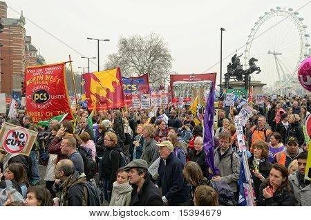 London März 26: Demonstranten März gegen öffentliche Ausgaben Kürzungen im März eine Rallye für die Alte