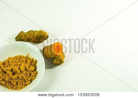 A presentation of raw and ground turmeric