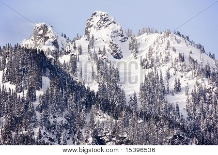 Sněžná hora Aljašky vrcholy Snoqualme Pass Wenatchee Washington National Forest