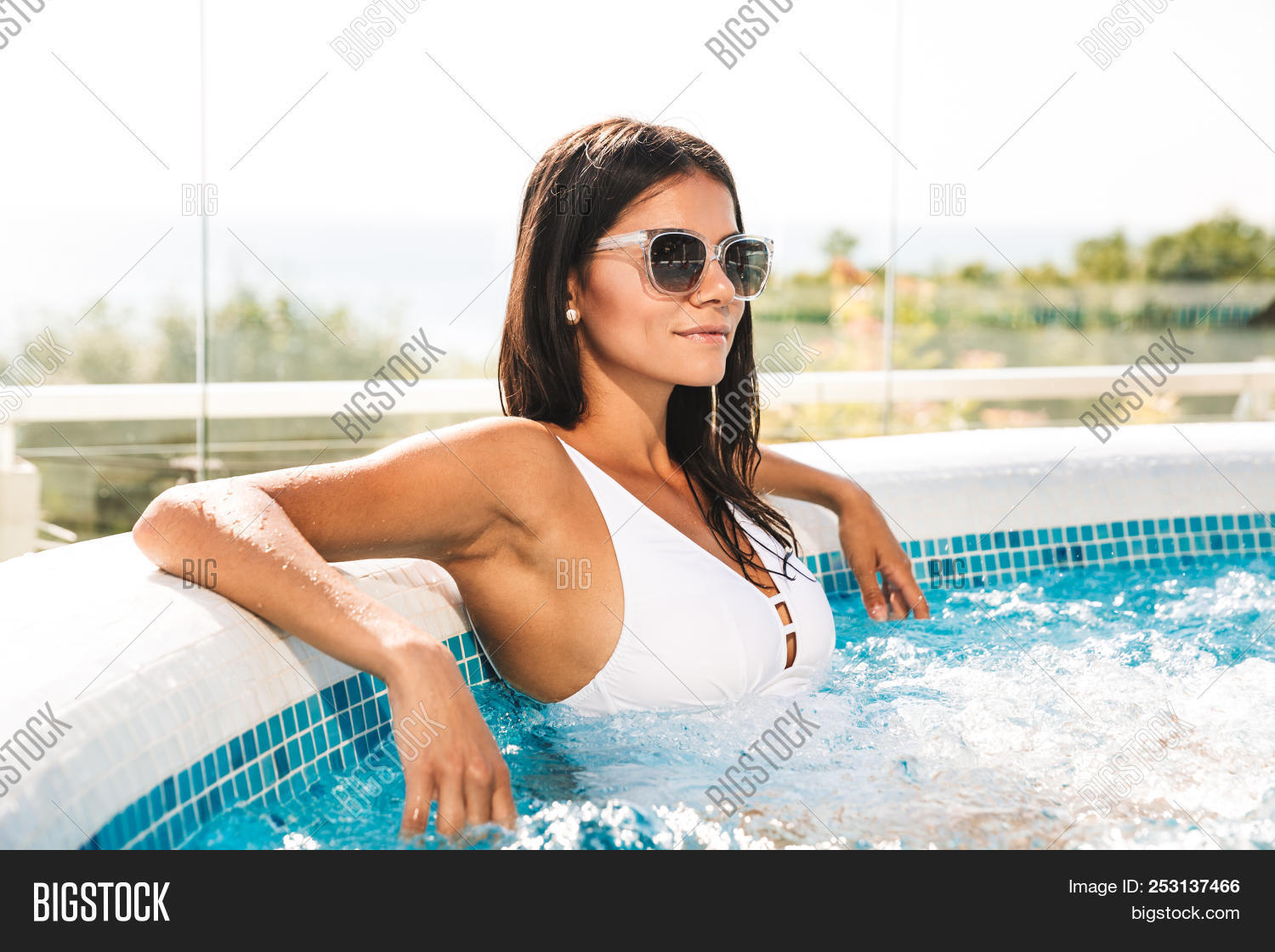 девушка на бортике бассейна. девушка рядом с бассейном. девочка сидит у бассейна. девушка сидит в бассейне. девушка в бассейне.