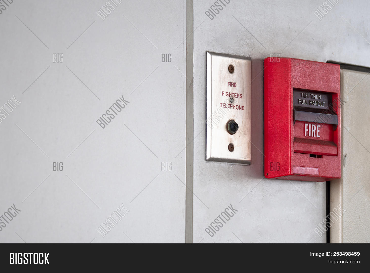 Наклейка кнопка пожарной сигнализации. Pull fire sound system. Выключатель красная для медицинских учреждений. Чехол на пожарную сигнализацию. Кнопка пожарной сигнализации.