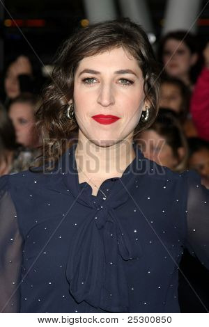 LOS ANGELES - 14 nov: Mayim Bialik มาถึงที่ 