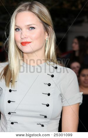 LOS ANGELES - NOV 14: Sunny Mabrey dorazí 