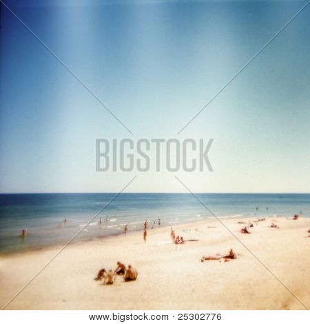 Retro foto ontworpen. Zonnige dag op het strand. Graan, stof, kleuren die zijn toegevoegd als vintage effect.