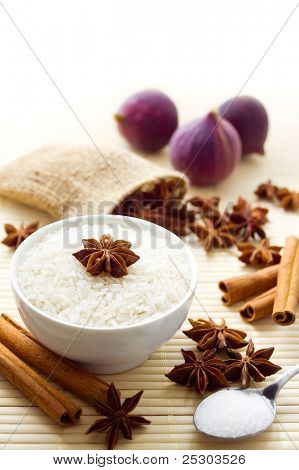Ingredienser för en söt risgrynsgröt. Ris är okokt