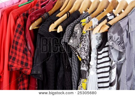 เสื้อผ้าที่แตกต่างกันบน hangers